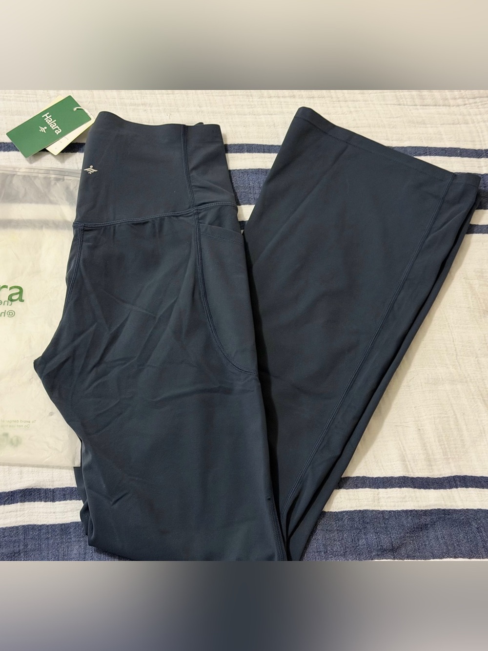 HALARA UltraSculpt High Waisted Bootcut Leggings with Pockets. NWT, Medium. - Picture 6 of 13